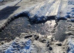 Машина села на дно из-за наледи на дороге на Таловом в Шахтах