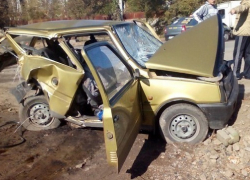 В Шахтах пьяная девушка угнала такси и врезалась в «Оку»