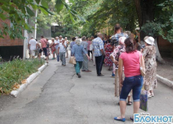 Жители города Шахты простаивают многочасовые очереди, пытаясь оплатить квитанции «Ростелекома» 