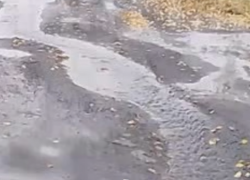 Прорыв трубы привёл к подтоплению территории в поселке Аюта в Шахтах