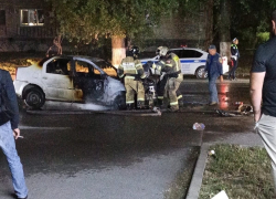Легковой автомобиль загорелся во время движения в Шахтах