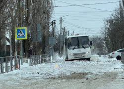 Проезжая часть возле лицея №11 в Шахтах оказалась заблокирована