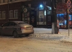 Хамская парковка под знаком «Остановка запрещена» возмутила шахтинца