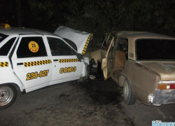 В городе Шахты такси врезалось в "Жигуль" - пострадали 4 человека