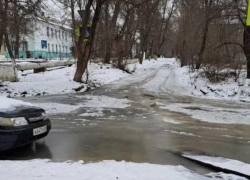 Канализационные стоки затопили поселок ГРЭС в Шахтах и превратили дорогу в каток