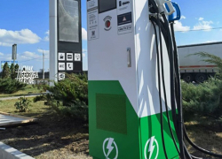 На въезде в город открыта заправочная станция для электромобилей