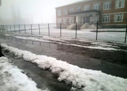 В одну огромную лужу превратилась дорога около школы № 17 в Шахтах