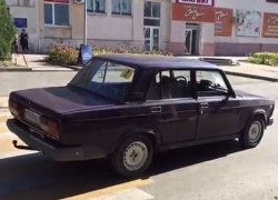 По дороге на работу в Шахтах попала под колеса автомобиля 29-летняя девушка