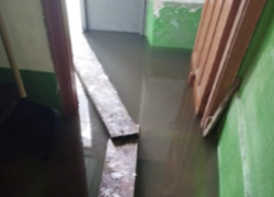 Затопило подъезд канализационными стоками на Артеме в Шахтах