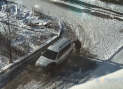 По несколько раз в день машины застревают в ледяных ямах на улице Искра в Шахтах