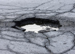 В Шахтах латают дороги