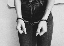 19-летнюю девушку с наркотиками задержали в Шахтах 