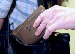 В Шахтах мужчина забрал у женщины в магазине кошелек