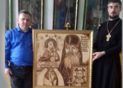 Художник, пишущий огнем, передал свою картину в храм Николая Чудотворца в Шахтах