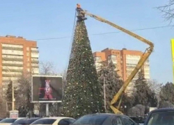 В центре города Шахты начали разбирать новогоднее оформление
