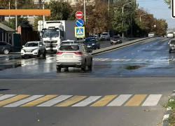 Жители Шахт не могут достучаться до водоканала неделю: порыв воды размывает дорогу 