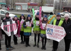 В Шахтах сотрудники ГИБДД и дети подарили водителям воздушные шарики