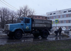 В Шахтах асфальт кидали прямо в лужи