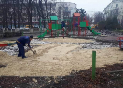 Шахтинская администрация отчиталась о замене песка в детской песочнице