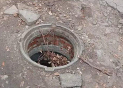 В посёлке ХБК в Шахтах образовались открытые колодцы на дороге к школе 