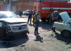 В Шахтах "шестерка" столкнулась с "Мерседесом"