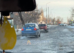 Водители вынуждены проезжать по встречной полосе из-за глыб льда на Петровке в Шахтах