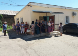 В водоканал в Шахтах собралась большая очередь