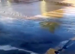 Порыв воды в центре города затопил всю округу