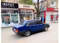 Шахтинца поймали на покатушках по тротуару у "Максимума"