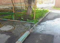 Два многоквартирных дома на улице Врубовой затапливает канализацией