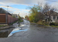 Жители переулка Горняцкий в Шахтах страдают от прорыва трубы