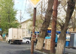 В Шахтах после ремонта проспекта Чернокозова на дороге появился столб