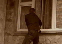 В Шахтах домушник украл 20 000 рублей, пока хозяев не было дома