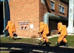 Шахтинские спасатели готовятся к полету на Луну? Нет. Специальные защитные костюмы они наделили в ходе учений по химзащите