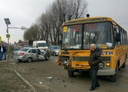 Под Шахтами столкнулись «Лада» и школьный автобус, в котором находились дети