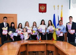 Лучшим студентам города Шахты вручены сертификаты на именные стипендии
