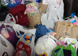 Каждый день неравнодушные горожане приносят средства первой необходимости и продукты для эвакуированных