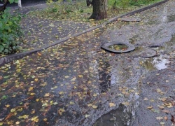 Жители страдают от канализационных протечек на улице Маяковского в Шахтах