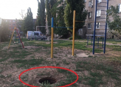 Открытый колодец брошен в паре метров от детской площадки в Шахтах 