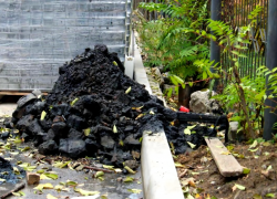 Коммунальщики устранили засор из канализации, вытащив гору камней в Шахтах