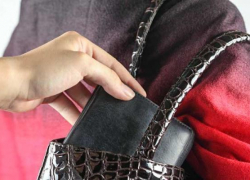 Шахтинка украла кошелек с деньгами в торговом центре