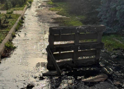 Очередной прорыв канализации в центре Шахт заливает тротуар 