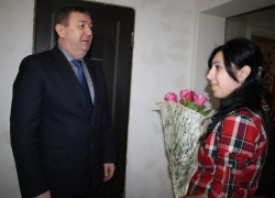 Многодетная мать из Шахт получила коляску для тройни от администрации
