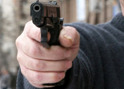 В Шахтах грабитель с пистолетом напал на мужчину