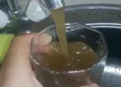 Вода цвета кофе идет из крана Шахтах