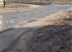 Затопленные дворы, мусор, вонь — это все про улицу Искра в Шахтах