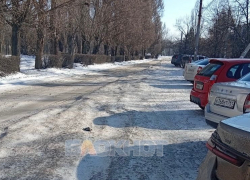 На улице Ворошилова в Шахтах образовались большие наледи из-за проблем с канализацией