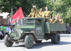 В Шахтах прошел военизированный парад и  выставка боевой техники 1941-45 годов