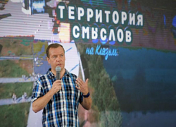 Недовольных низкой зарплатой учителей Дмитрий Медведев послал в бизнес