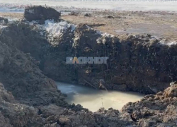 Водоканал оставил после ремонта труб огромную яму во дворе дома на Подбельского в Шахтах